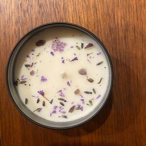 100% Soy Wax Candle Corner Decorative Candle Lavender with amethyst stones.